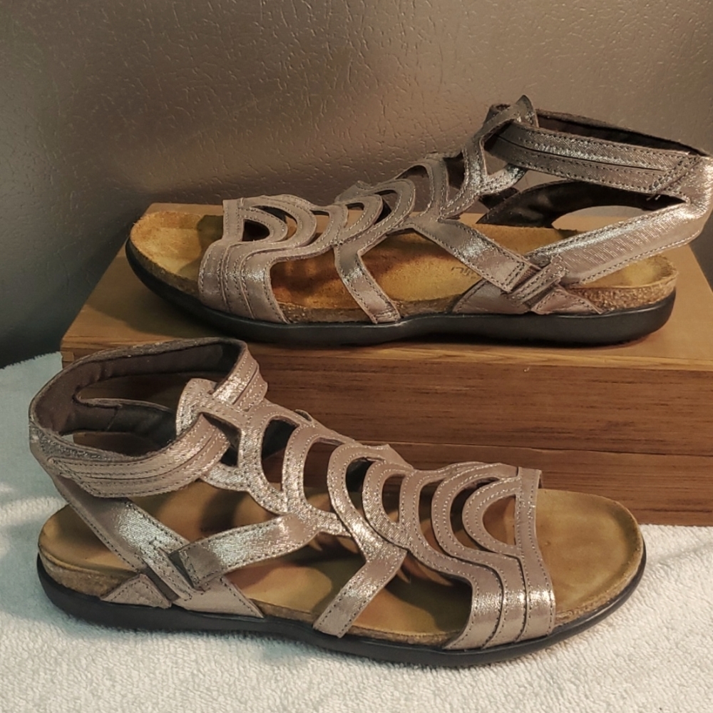Naot Sara Gladiator Flats Silver Threads Lthr Size 37 / W6
